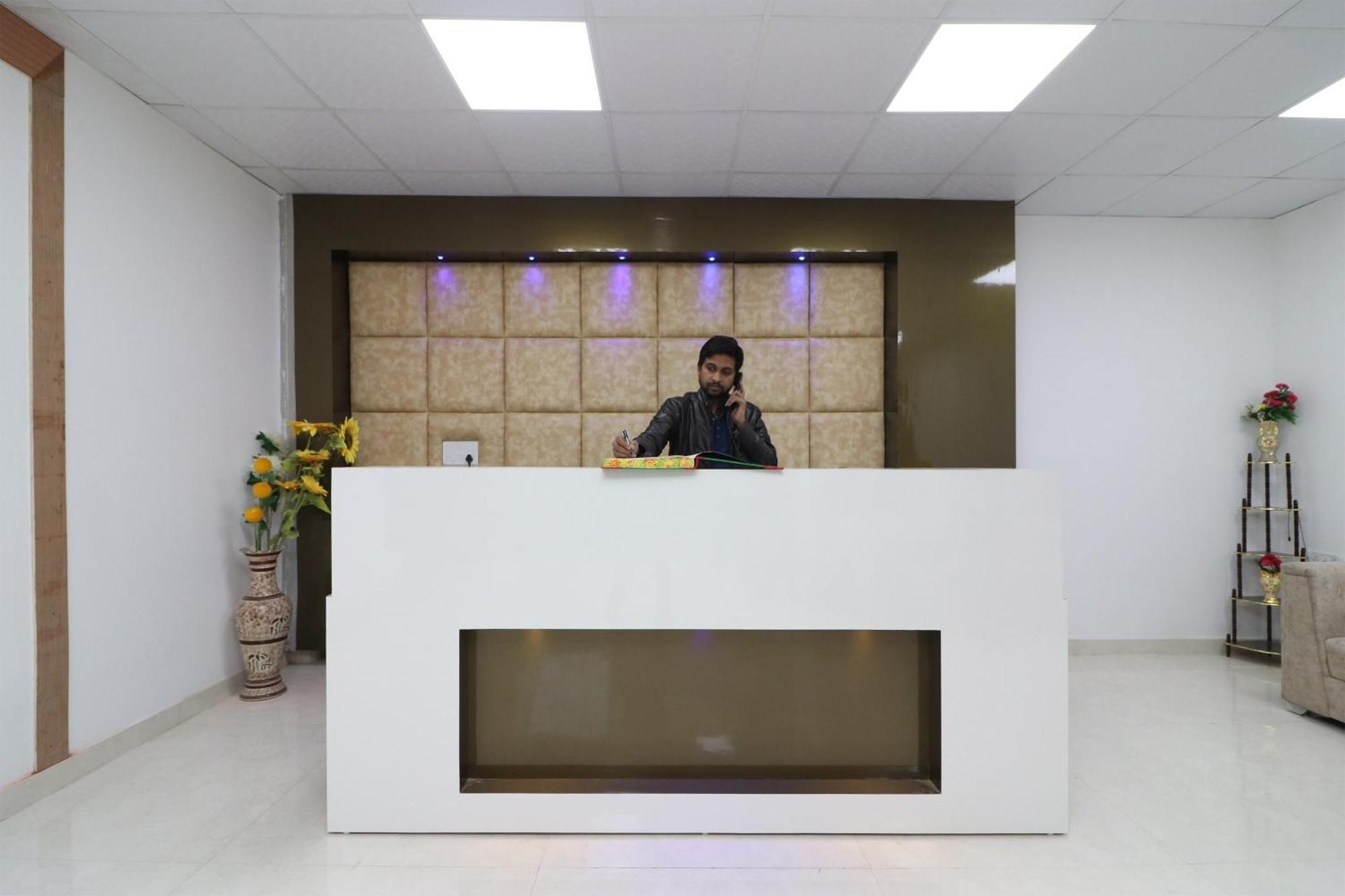 Hotel O The Grand Palace Ghaziabad Bagian luar foto